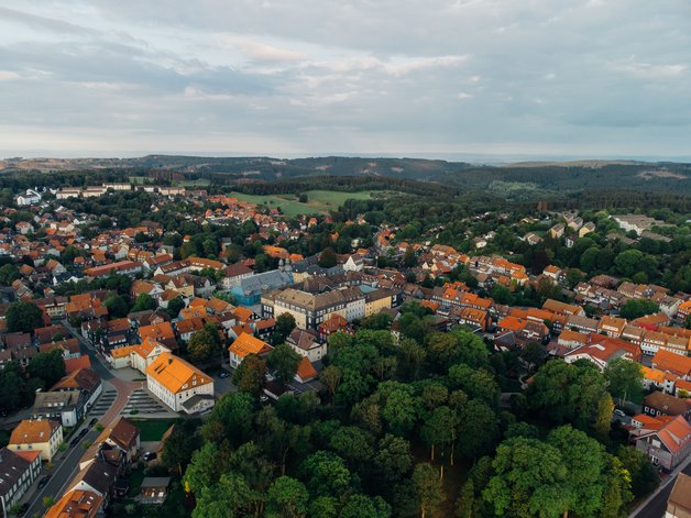 Luftaufnahme von Clausthal-Zellerfeld mit dem Hauptgebäude der TU Clausthal und Marktkirche
