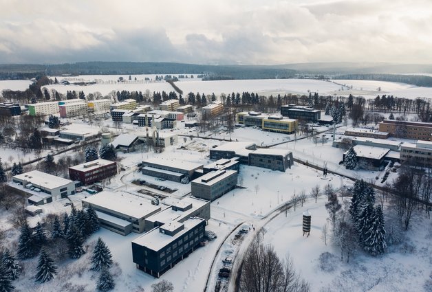 Der Clausthaler Campus im Grünen als Luftaufnahme
